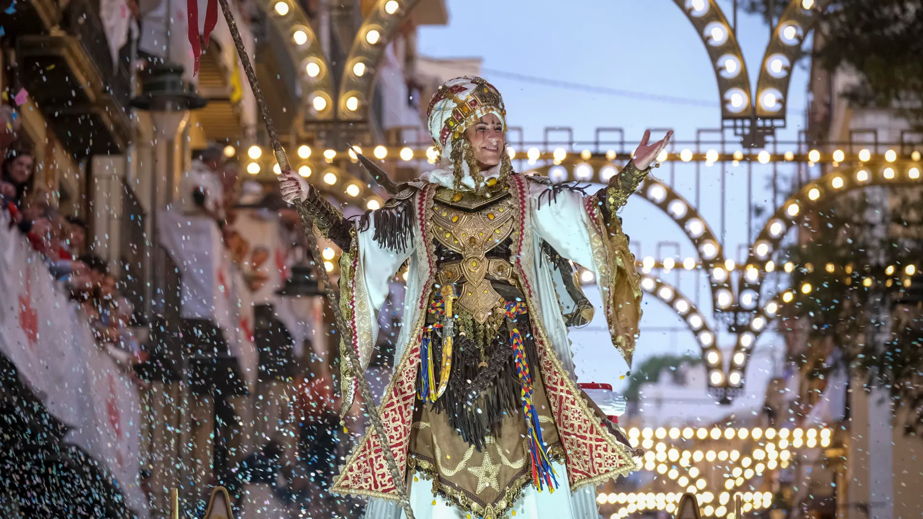 Ana Gisbert, desfilando en Alcoy, Alicante; es la primera mujer en la historia de los Moros y Cristianos que ha ostentado el cargo de Alférez