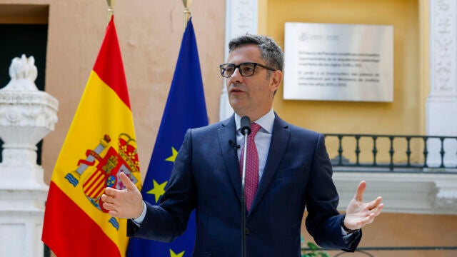 El ministro de la Presidencia, Justicia y Relaciones con las Cortes, Félix Bolaños, atiende a los medios de comunicación
