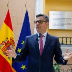El ministro de la Presidencia, Justicia y Relaciones con las Cortes, Félix Bolaños, atiende a los medios de comunicación
