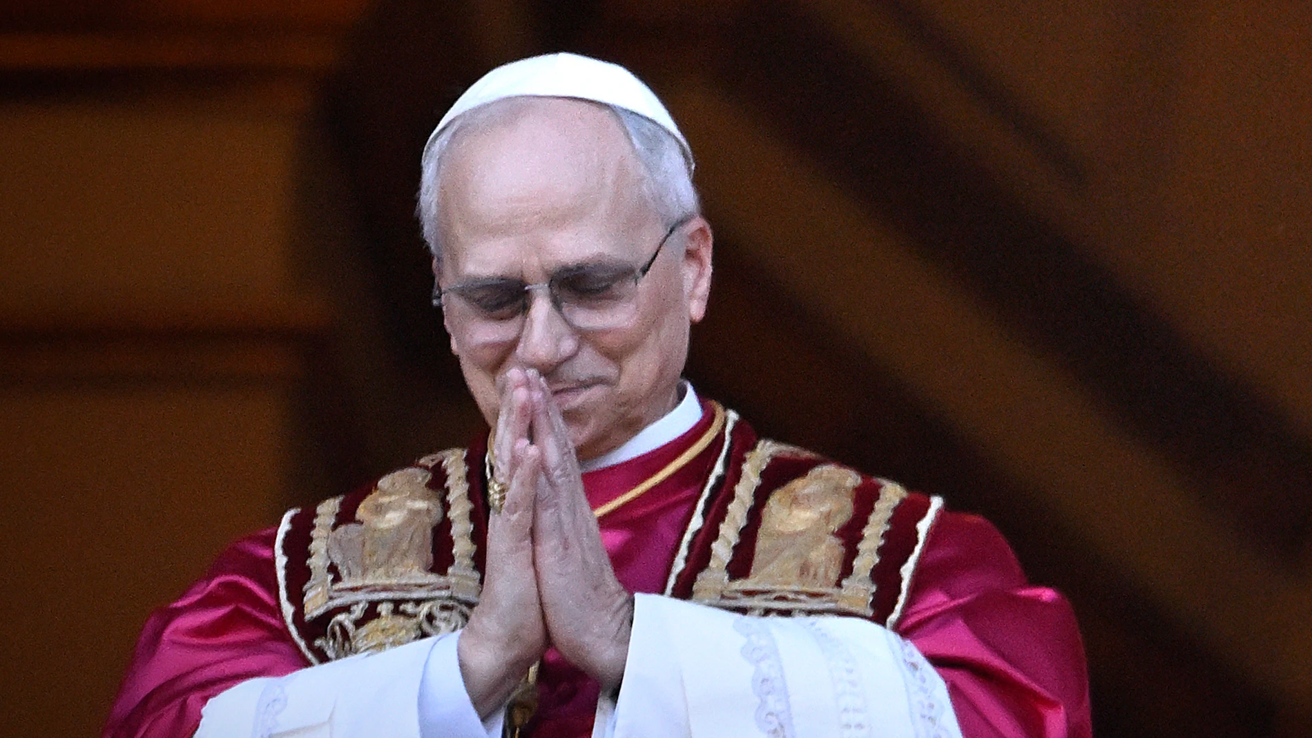 El cardenal Robert Prevost, Papa León XIV, el Papa número 267 de la historia, comparece ante sus fieles, en el balcón de la Basílica de San Pedro, a 8 de mayo de 2025, en La Ciudad del Vaticano (El Vaticano). El humo de la cuarta fumata del Cónclave para elegir al sucesor de Francisco ha salido blanco a las 18.08 horas, lo que indica que ya ha sido elegido el nuevo Papa, por mayoría de al menos 89 votos, en el segundo día del Cónclave. Será el 267 Pontífice de la Iglesia. El elegido ha sido e...