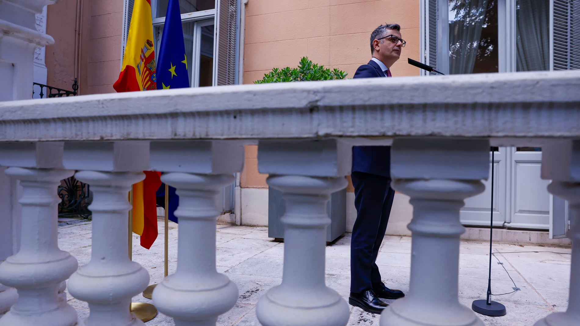 MADRID, 09/05/2025.-El ministro de la Presidencia, Justicia y Relaciones con las Cortes, Félix Bolaños, atiende a los medios de comunicación, este viernes en la sede del Ministerio.-EFE/ Javier Lizón