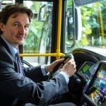 ¿Saludas al subir al autobús? Esto es lo que la psicología dice sobre ti