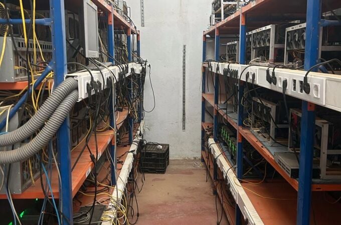Desmantelan una sofisticada "granja" de minado de criptomonedas en Totana