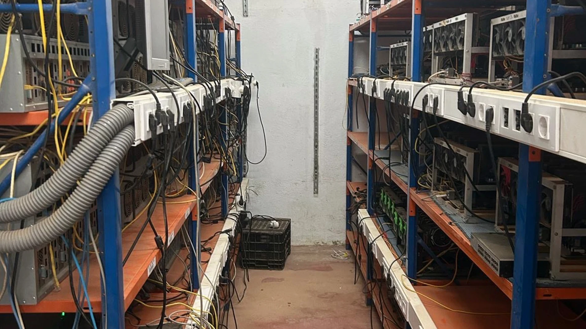 Desmantelan una sofisticada "granja" de minado de criptomonedas en Totana