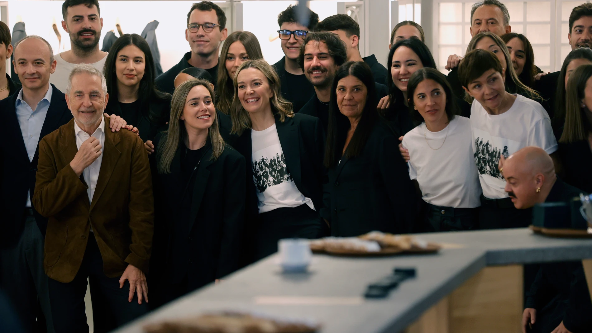 A CORUÑA, 09/05/25.- La presidenta de Inditex, Marta Ortega (4i) y el consejero delegado, Óscar García Maceiras (i), en el primero de los actos que tiene lugar con motivo del cincuenta aniversario de Zara este lunes, día en que se cumple esta efeméride en la primera tienda que abrió bajo este nombre en 1975, situada en la céntrica calle de Juan Flórez de A Coruña. EFE/Cabalar