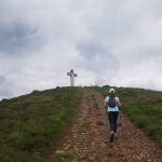 Así es la subida a una cruz cántabra donde parece que vuelas sobre el paisaje