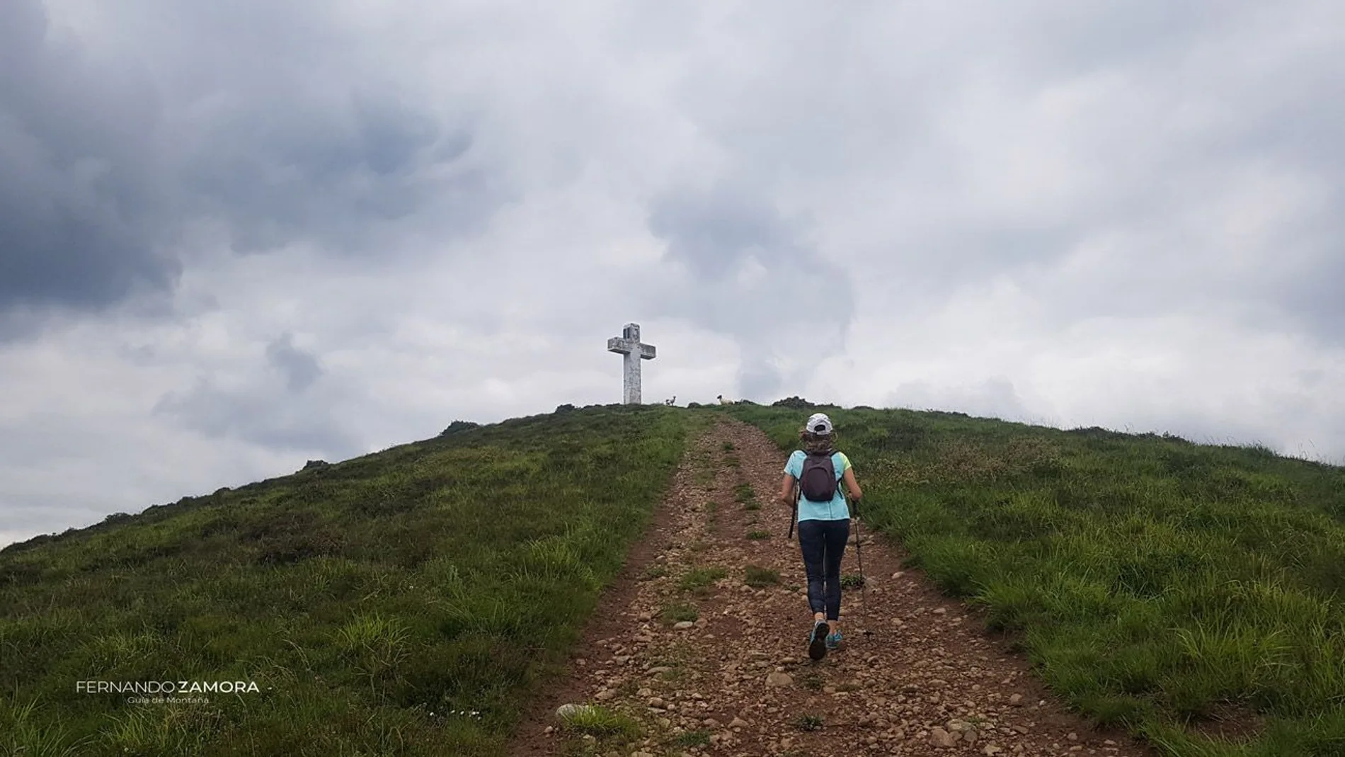 Así es la subida a una cruz cántabra donde parece que vuelas sobre el paisaje
