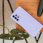 La parte trasera del Samsung Galaxy A52 5G en color violeta