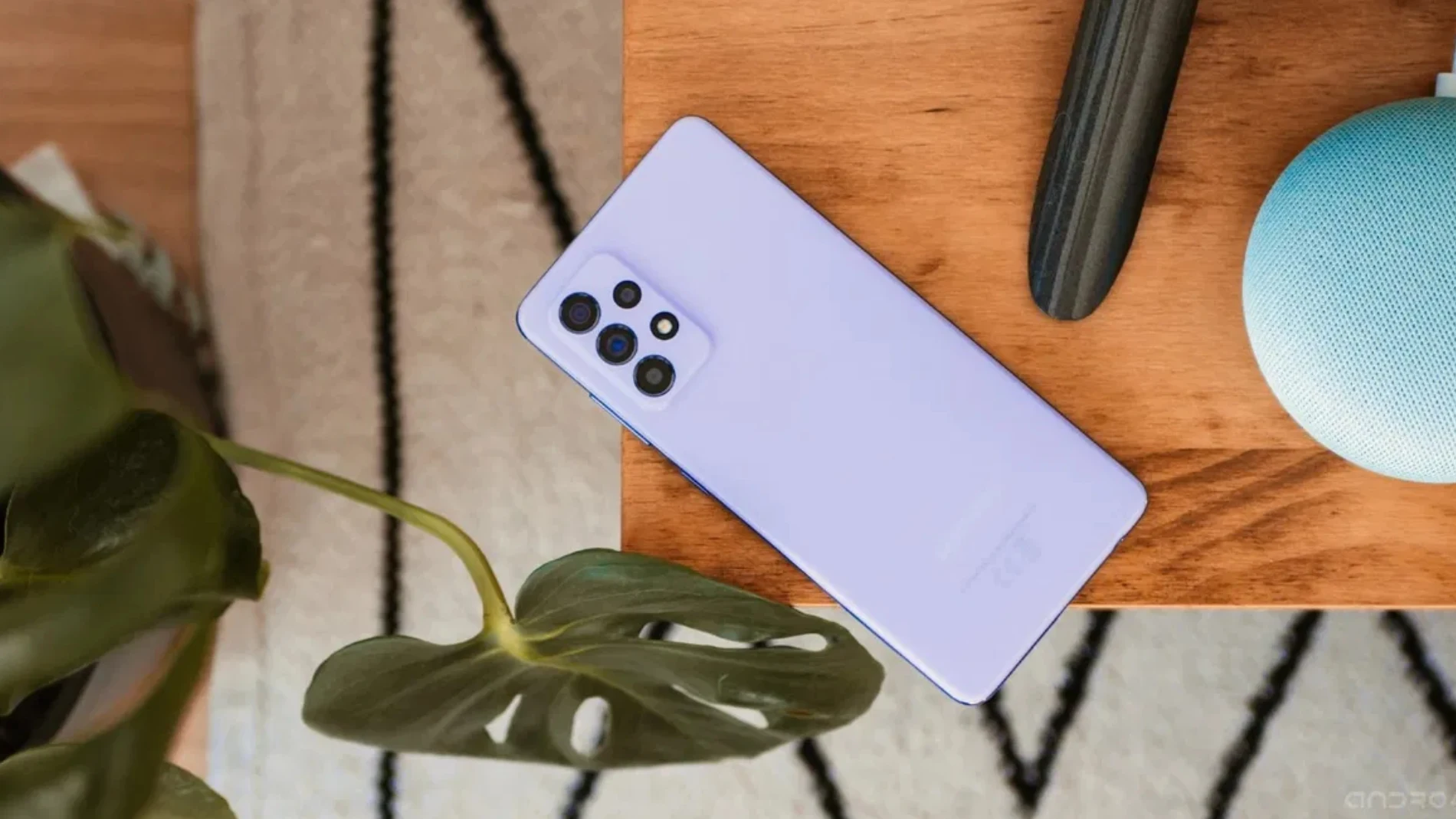 La parte trasera del Samsung Galaxy A52 5G en color violeta