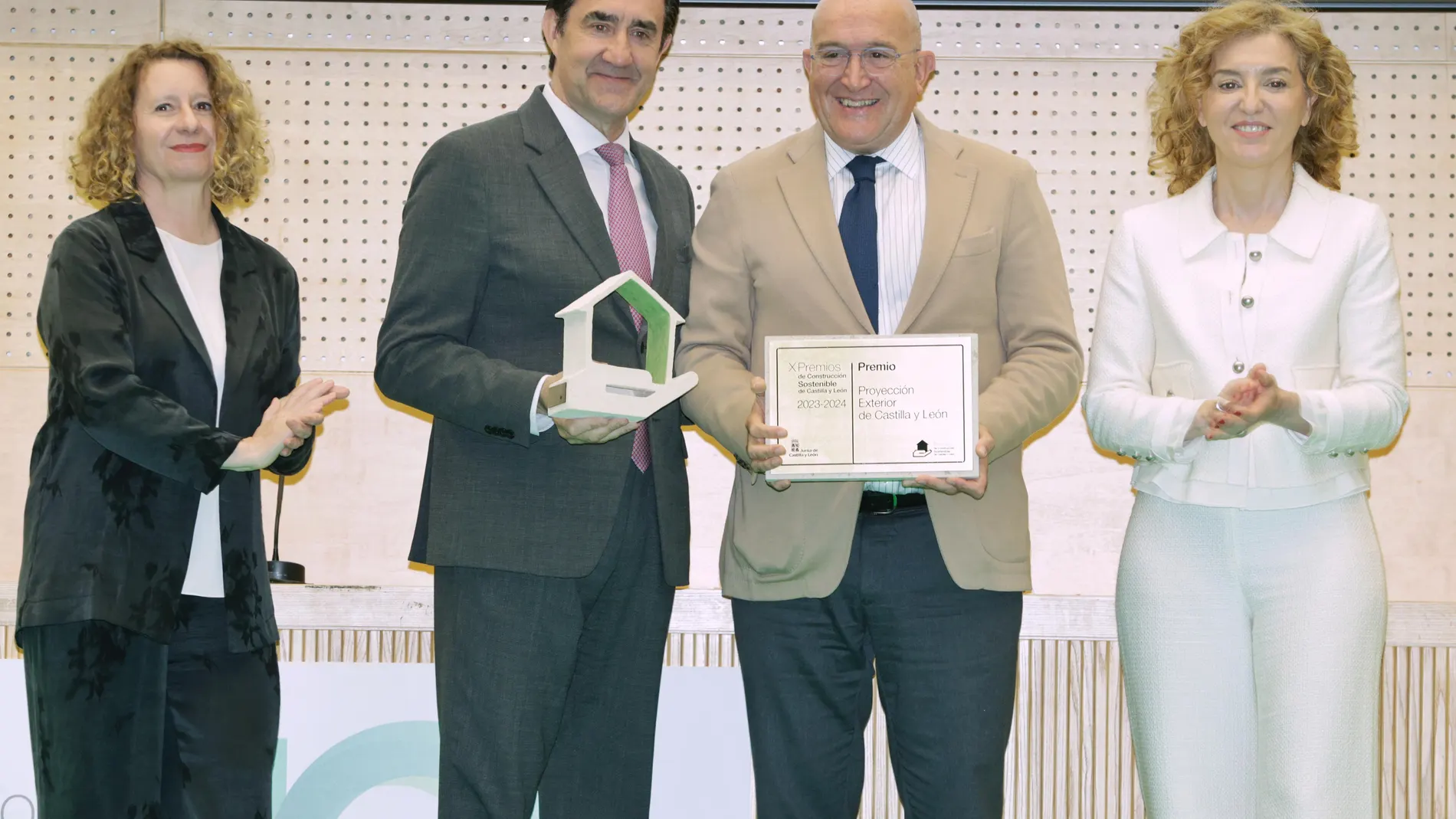 Suárez-Quiñones y Carnero durante la entrega de los Premios de Edificación Sostenible