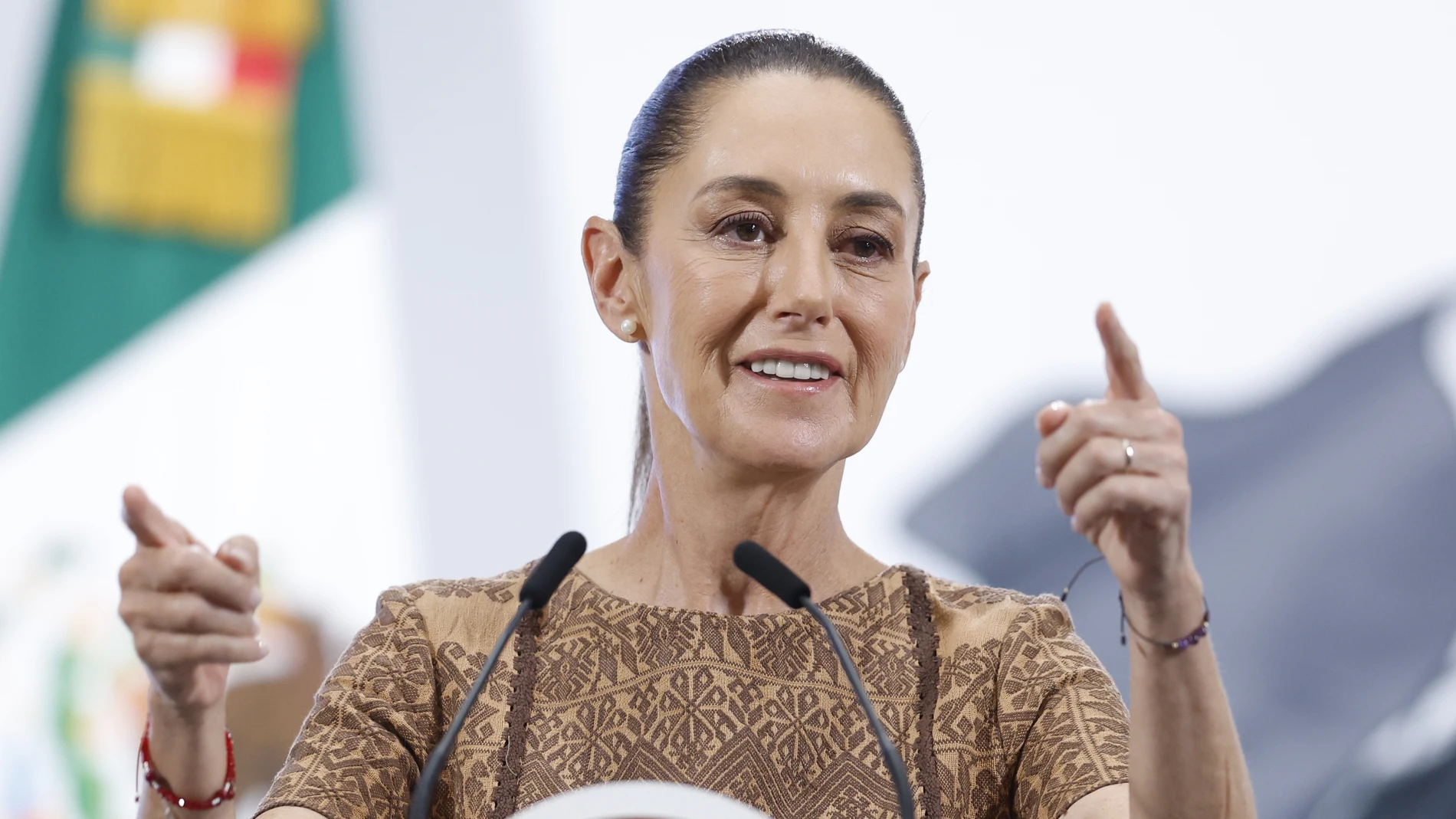 MEX1969. CIUDAD DE MÉXICO (MÉXICO), 09/05/2025.- La presidenta de México, Claudia Sheinbaum, habla durante su rueda de prensa matutina este viernes, en Palacio Nacional de Ciudad de México (México). Sheinbaum felicitó nuevamente al papa León XIV por su designación el jueves, y confirmó que le extenderá una invitación al país, una de las naciones con más católicos del mundo. EFE/ Sáshenka Gutiérrez