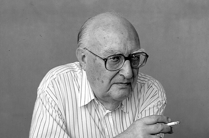 MD03. MADRID, 30/04/2010.- El escritor italiano Andrea Camilleri asegura que vive "en un país absurdo e irreal", pero a sus casi 85 años sigue dando muestras de una envidiable vitalidad literaria en "La pista de arena", una aventura del comisario Montalbano que acaba de publicarse en español, y de la que ha hablado con Efe. EFE - SOLO USO EDITORIAL -