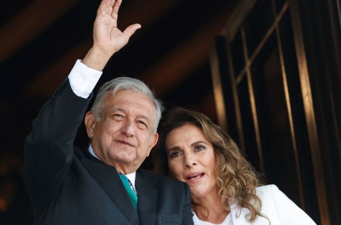  El presidente de México, Andrés Manuel López Obrador (i), acompañado de su esposa Beatriz Gutiérrez Müller (d), observan el desfile militar, este lunes durante el 209 aniversario de la Independencia de México, en Ciudad de México (México).