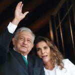  El presidente de México, Andrés Manuel López Obrador (i), acompañado de su esposa Beatriz Gutiérrez Müller (d), observan el desfile militar, este lunes durante el 209 aniversario de la Independencia de México, en Ciudad de México (México).