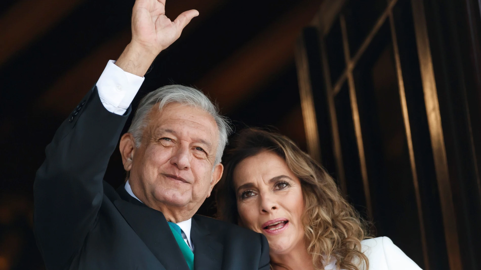 El presidente de México, Andrés Manuel López Obrador (i), acompañado de su esposa Beatriz Gutiérrez Müller (d), observan el desfile militar, este lunes durante el 209 aniversario de la Independencia de México, en Ciudad de México (México).
