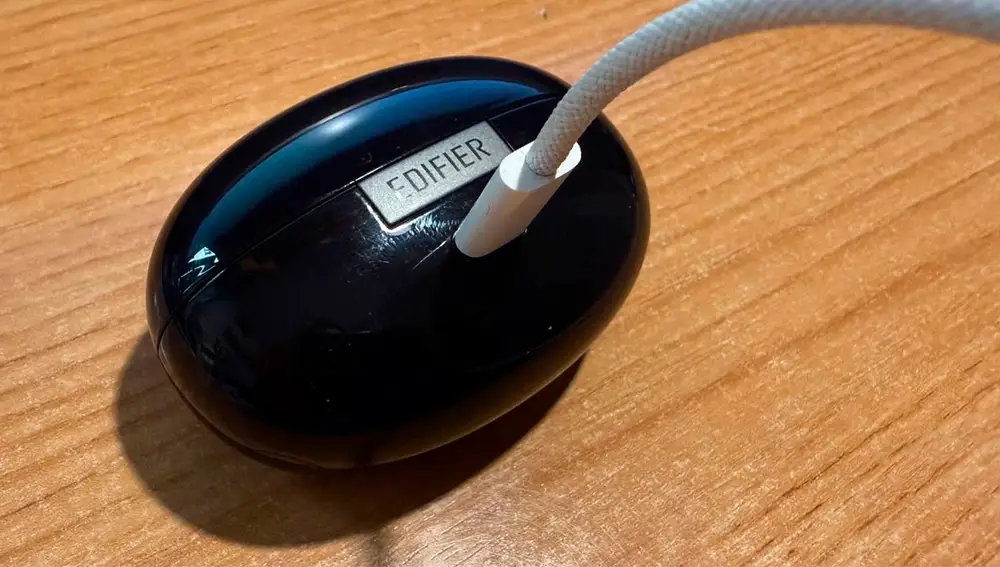 Su estuche se carga mediante un puerto USC Tipo-C