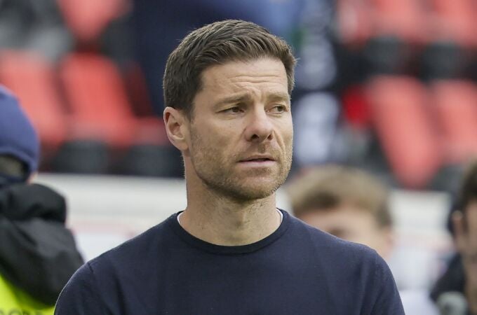 Head coach Xabi Alonso of Leverkusen reacts before the German Bundesliga soccer match between SC Freiburg and Bayer 04 Leverkusen in Freibur