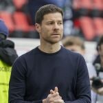 Head coach Xabi Alonso of Leverkusen reacts before the German Bundesliga soccer match between SC Freiburg and Bayer 04 Leverkusen in Freibur