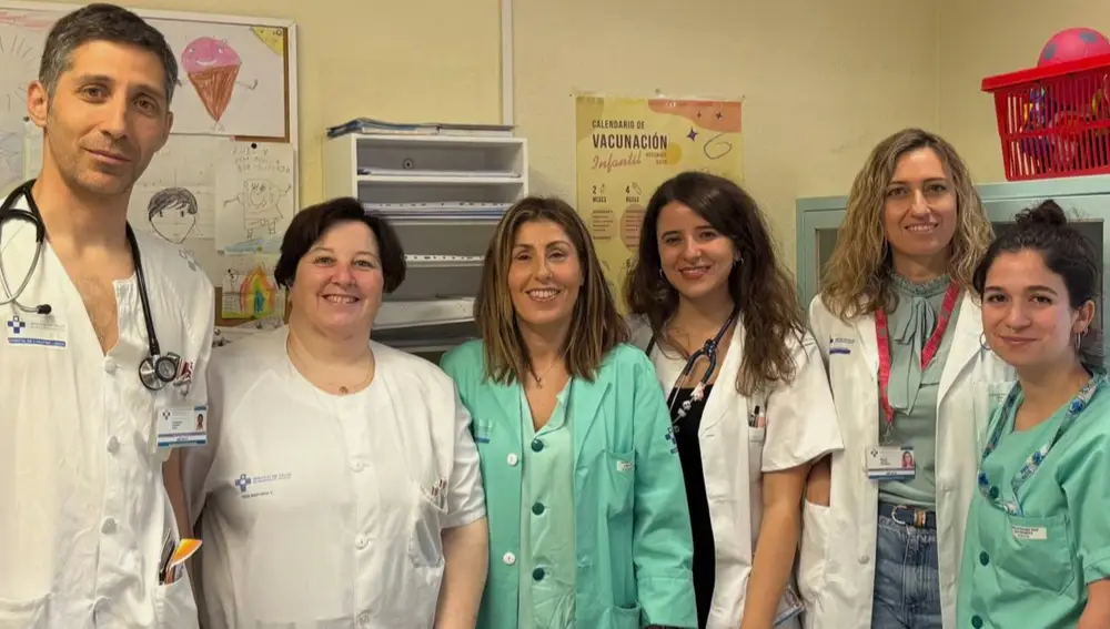 De izquierda a derecha, el Facultativo Especialista de Área, Francisco Álvarez Caro; la jefa del servicio, Nuria Fdez González; la enfermera Vanesa Altef Cordero; la facultativa especialista de Área Pediatría, Alejandra Méndez; la facultativa especialista del Área Pediatría, Mónica García y la enfermera Natalia Rodríguez Díaz.