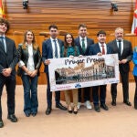 El presidente de las Cortes, Carlos Pollán; y la consejera de Eduación, Rocío Lucas, junto a los estudiantes ganadores del Primer Premio