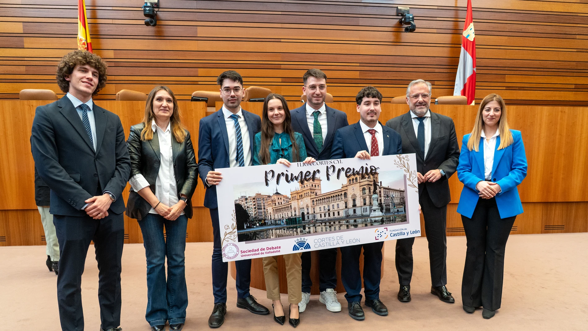El presidente de las Cortes, Carlos Pollán; y la consejera de Eduación, Rocío Lucas, junto a los estudiantes ganadores del Primer Premio