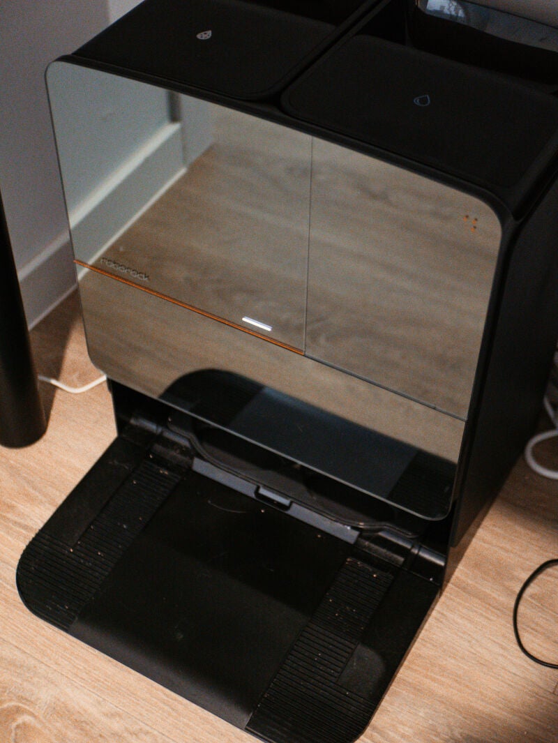 La base de carga, fabricada en plástico con efecto espejo