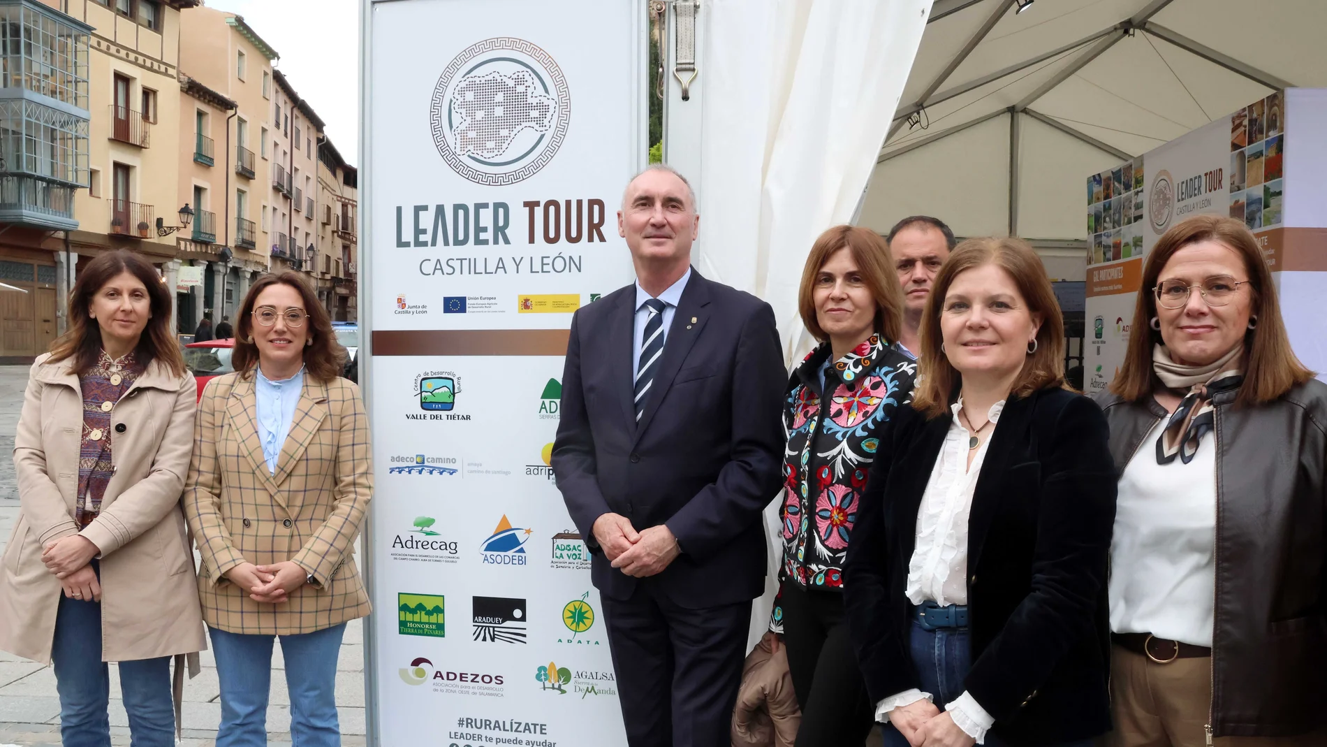La consejera María González Corral inaugura en Segovia la epxosición 'LEADER Tour', junto a Raquel Alonso, el alcalde Jesús Mazarías y Magdalena Rodríguez, entre otros