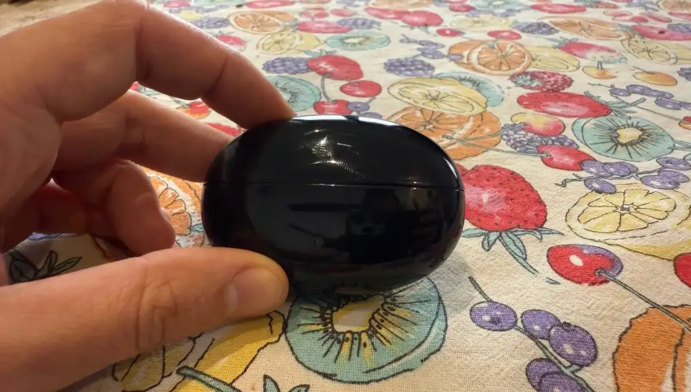 El estuche es un óvalo mate