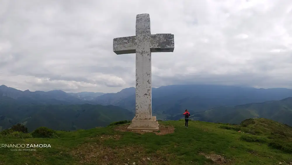 Una senderista en la cruz de Viorna.