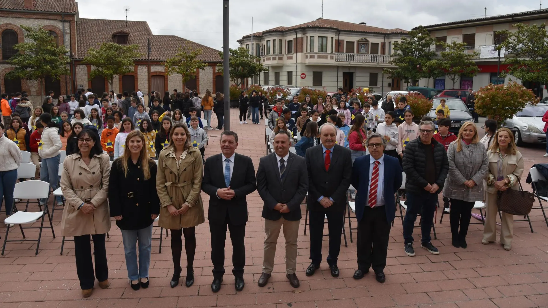 El consejero de la Presidencia, Luis Miguel González Gago, celebra el Día de Europa en Pedrajas de San Esteban, junto a Irene Muñoz; el alcalde, Alfonso Romo; y Raquel Alonso, entre otros