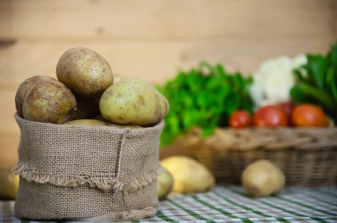 ¿Es bueno comer patatas con manchas moradas o verdes? Esto es lo que dicen los estudios 