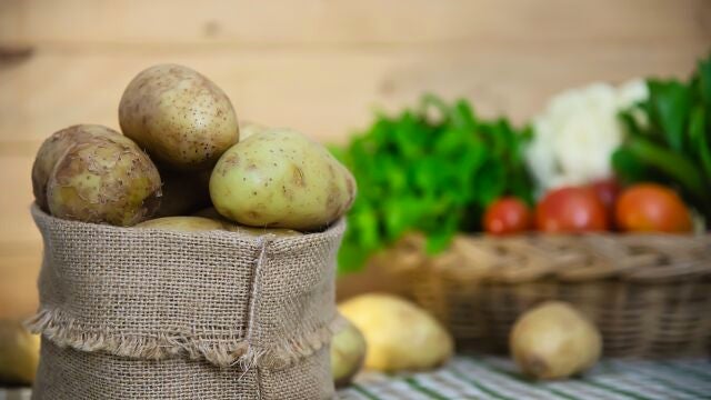 ¿Es bueno comer patatas con manchas moradas o verdes? Esto es lo que dicen los estudios 