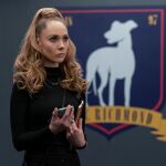 Juno Temple, una de las protagonistas, delante del escudo del AFC Richmond