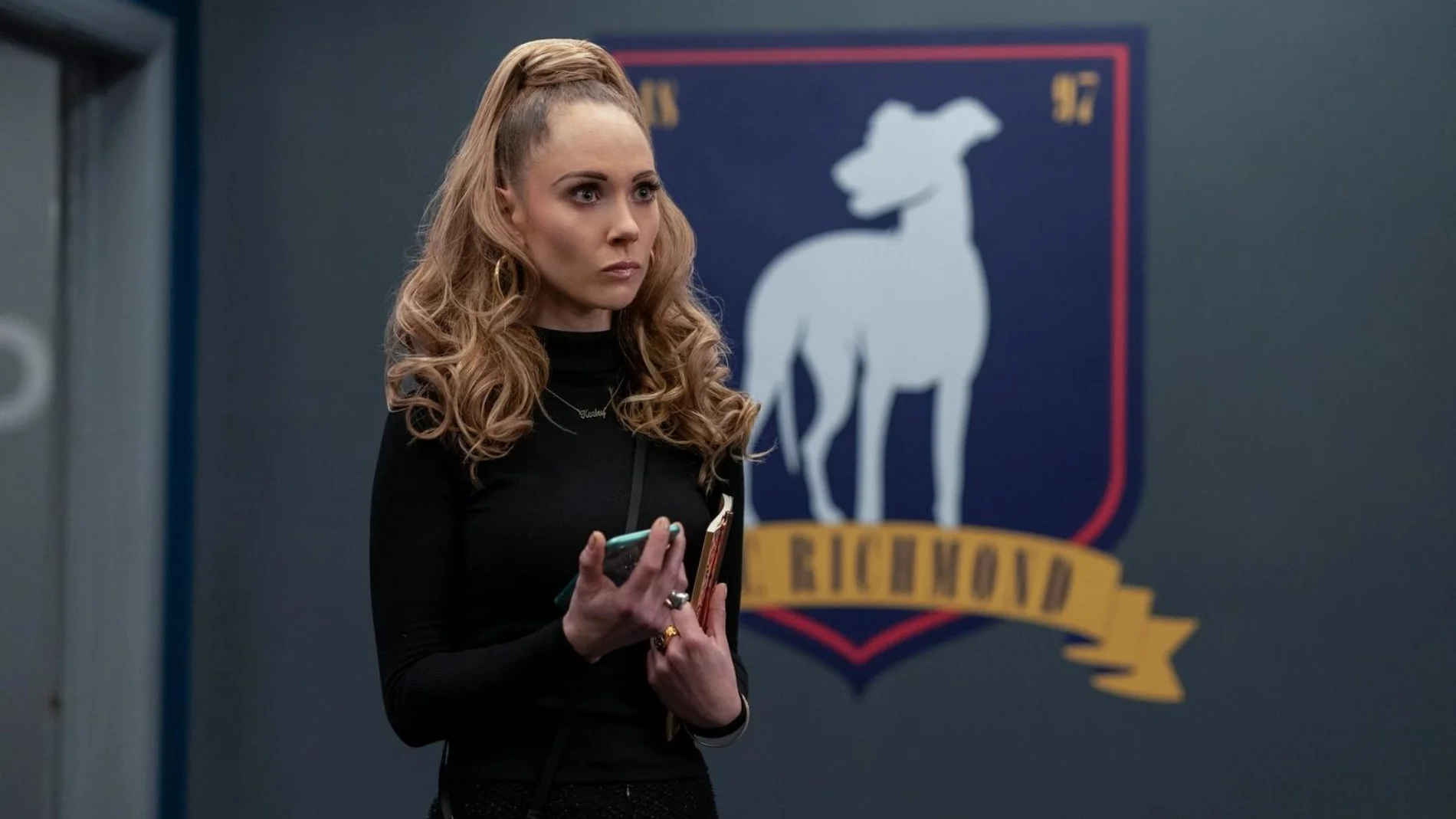 Juno Temple, una de las protagonistas, delante del escudo del AFC Richmond