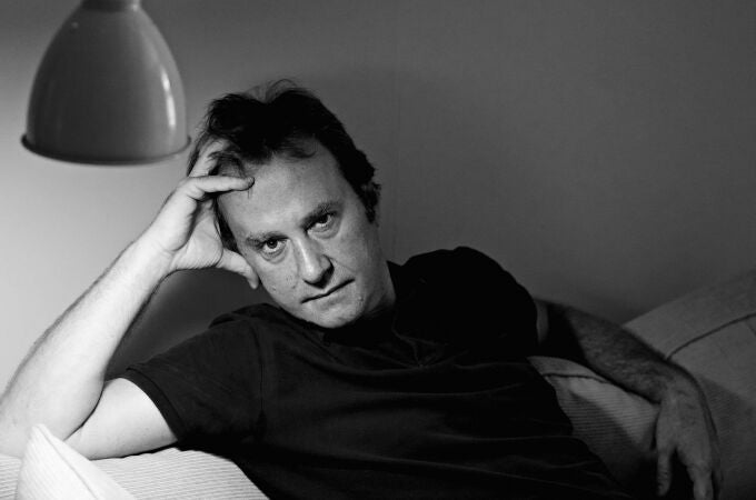 MADRID, 02/05/2023.- "Algún día seré recuerdo" es el nuevo libro del escritor madrileño Marcos Giralt Torrente en el que ha recopilado más de 40 textos que mezclan literatura, arte y vida, y que constituye una especie de legado y "un retrato al trasluz" del autor, abordado desde diferentes puntos de vista. Un libro del que Giralt Torrente (1968) se siente "muy orgulloso", como explica en una entrevista con EFE en la que insiste en que "no es una cajón de sastre", ya que todas las piezas que lo forman, aunque sean heterogéneas, son textos en los que asegura reconocerse "estilísticamente y de fondo" y muy cuidados. EFE/Editorial Anagrama -SOLO USO EDITORIAL/SOLO DISPONIBLE PARA ILUSTRAR LA NOTICIA QUE ACOMPAÑA (CRÉDITO OBLIGATORIO)-
