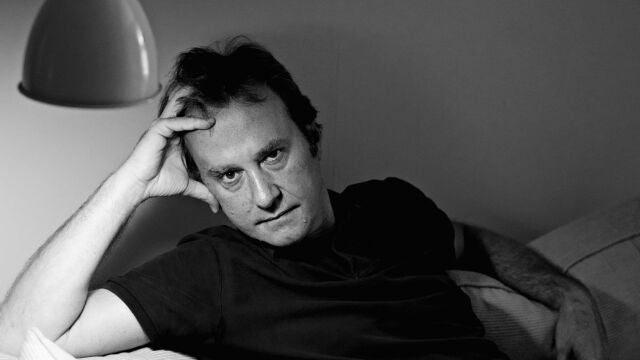 MADRID, 02/05/2023.- "Algún día seré recuerdo" es el nuevo libro del escritor madrileño Marcos Giralt Torrente en el que ha recopilado más de 40 textos que mezclan literatura, arte y vida, y que constituye una especie de legado y "un retrato al trasluz" del autor, abordado desde diferentes puntos de vista. Un libro del que Giralt Torrente (1968) se siente "muy orgulloso", como explica en una entrevista con EFE en la que insiste en que "no es una cajón de sastre", ya que todas las piezas que lo forman, aunque sean heterogéneas, son textos en los que asegura reconocerse "estilísticamente y de fondo" y muy cuidados. EFE/Editorial Anagrama -SOLO USO EDITORIAL/SOLO DISPONIBLE PARA ILUSTRAR LA NOTICIA QUE ACOMPAÑA (CRÉDITO OBLIGATORIO)-