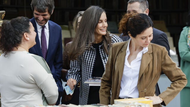 Isabel Díaz Ayuso vuelve a coincidir en el look con Letizia.