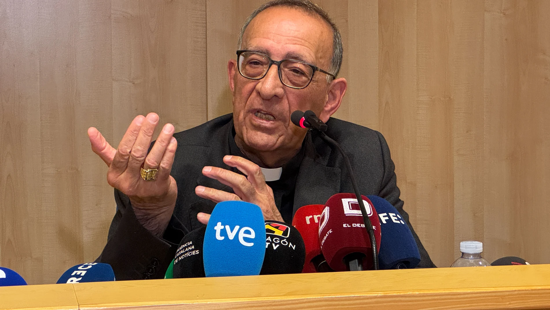 BARCELONA, 09/05/2025.- El cardenal Juan José Omella, Arzobispo de Barcelona, ofrece una rueda de prensa este viernes en Barcelona. EFE/ Daniel Cáceres
