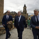  El consejero de Sanidad, Alejandro Vázquez Ramos (C), junto al alcalde de Ponferrada, Marco Morala (I), y el delegado de la Junta en León, Eduardo Diego (D), asisten a la presentación del Plan de Humanización en Salud Mental en Castilla y León que se celebra en el castillo de los Templarios de Ponferrada