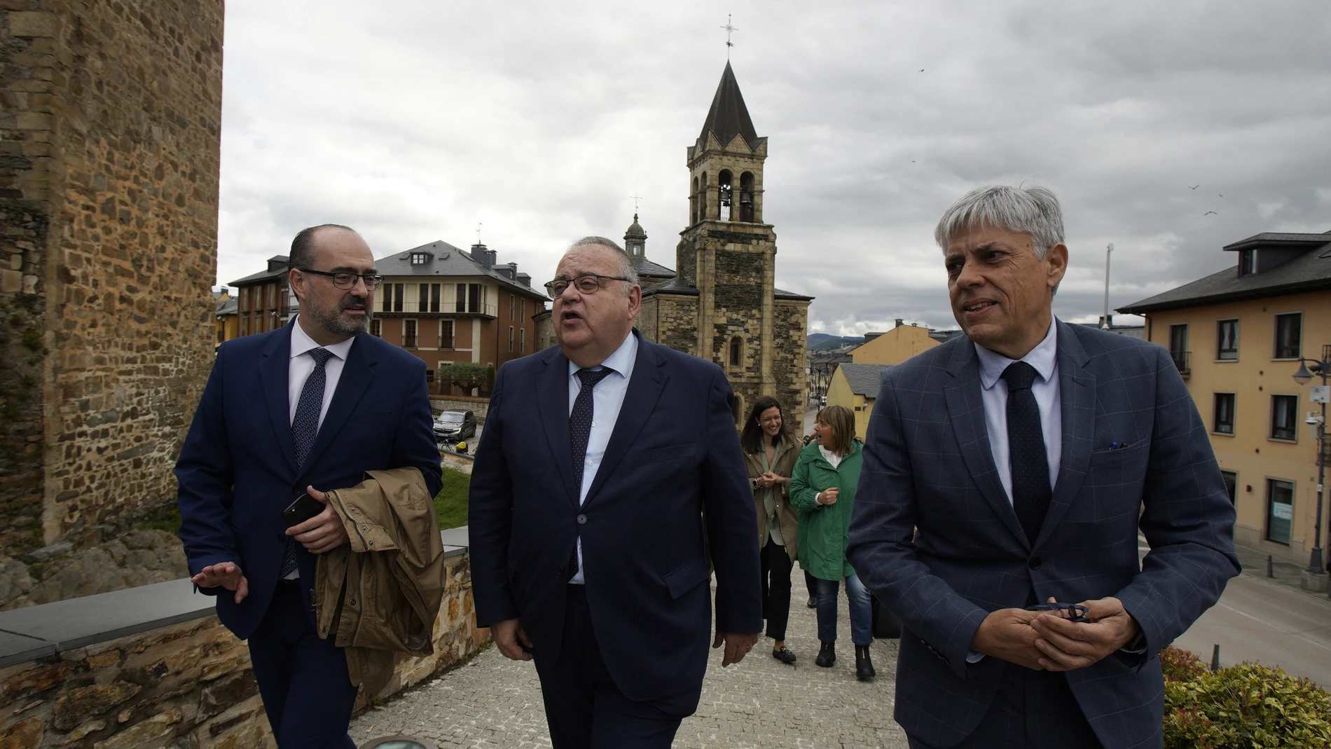 El consejero de Sanidad, Alejandro Vázquez Ramos (C), junto al alcalde de Ponferrada, Marco Morala (I), y el delegado de la Junta en León, Eduardo Diego (D), asisten a la presentación del Plan de Humanización en Salud Mental en Castilla y León que se celebra en el castillo de los Templarios de Ponferrada