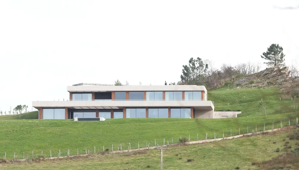 Fachada del chalet del exfutbolista del Real Madrid y Real Sociedad Xabi Alonso, a 29 de enero de 2024, en Donostia-San Sebastián, Euskadi (España). Un juzgado ha declarado ilegal el chalet de lujo levantado en el paraje Txalin, en el monte Igeldo de Donostia-San Sebastián, propiedad del exfutbolista del Real Madrid y Real Sociedad Xabi Alonso, y actual entrenador del Bayer Leverkusen.