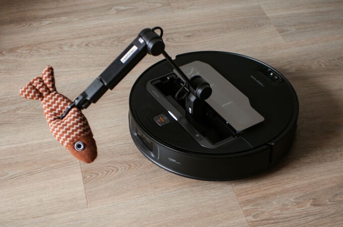El Roborock Saros Z70, recogiendo del sueño a una de sus "presas" usando su brazo robótico