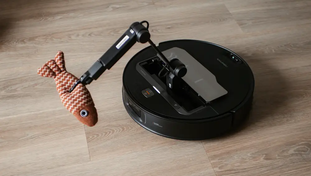 El Roborock Saros Z70, recogiendo del sueño a una de sus "presas" usando su brazo robótico