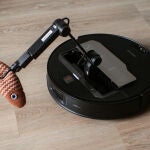 El Roborock Saros Z70, recogiendo del sueño a una de sus "presas" usando su brazo robótico