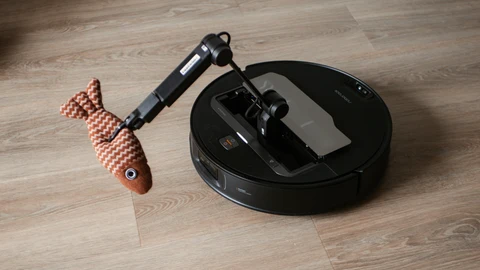 El Roborock Saros Z70, recogiendo del sueño a una de sus "presas" usando su brazo robótico