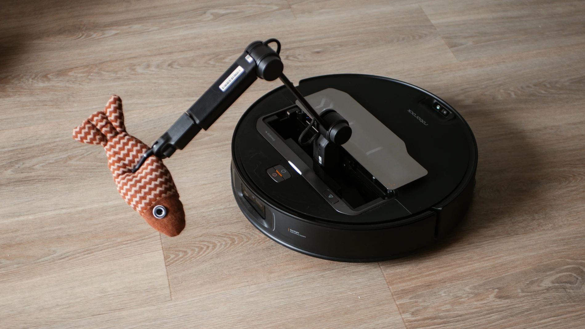 El Roborock Saros Z70, recogiendo del sueño a una de sus "presas" usando su brazo robótico