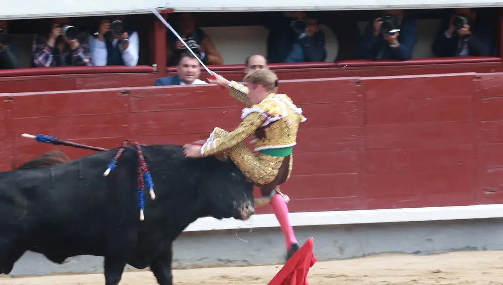 El torero Clemente sufre una aparatosa cogida en Las Ventas