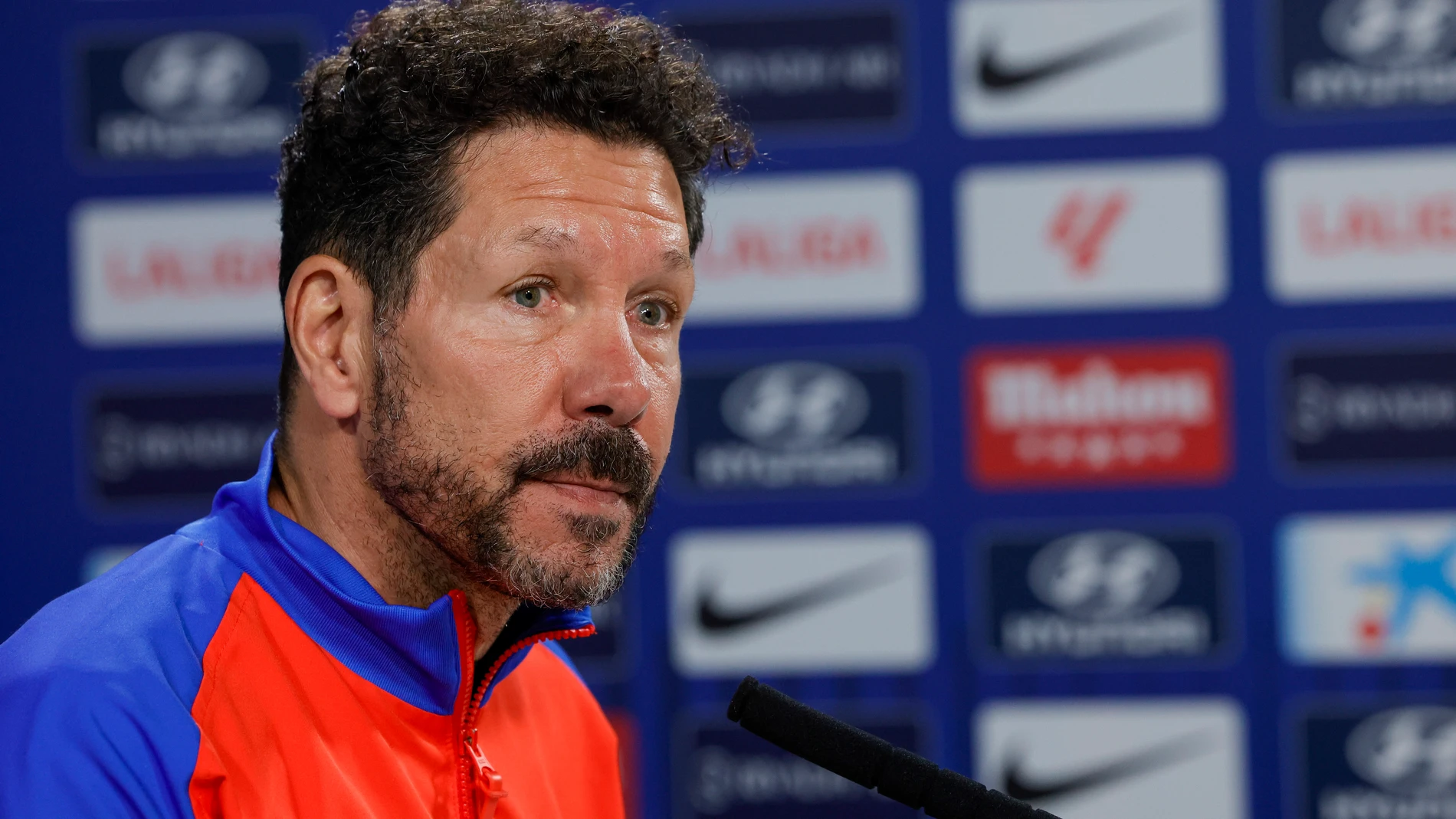 MAJADAHONDA (MADRID), 09/05/2025.-El entrenador del Atlético de Madrid Diego Simeone, durante la rueda de prensa tras el entrenamiento en Majadahonda (Madrid) este viernes, preparatorio del partido de mañana sábado frente a la Real Sociedad.-EFE/ Zipi Aragón