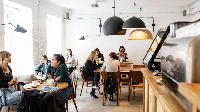 Personas tomando café