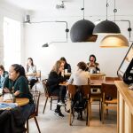Personas tomando café